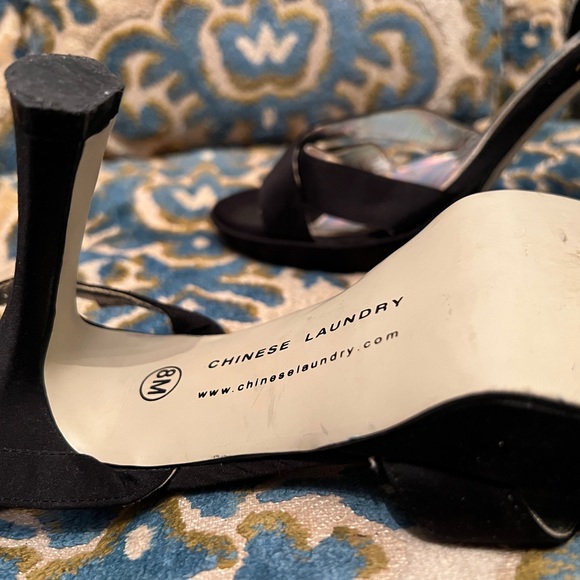Vintage 1980’s Chinese Laundry Lady’s heels/sandals. Black satin fabric size 8 - Picture 3 of 3